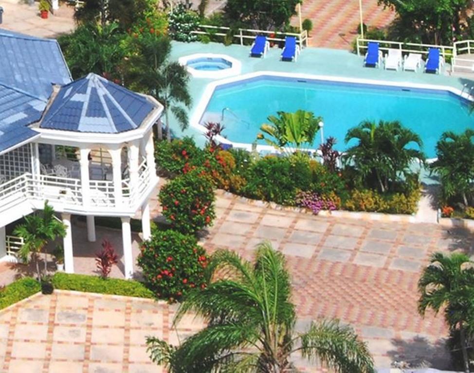 HOLIDAY HAVEN RESORT & BANQUET HALL 3⋆ ::: RUNAWAY BAY, JAMAICA ...